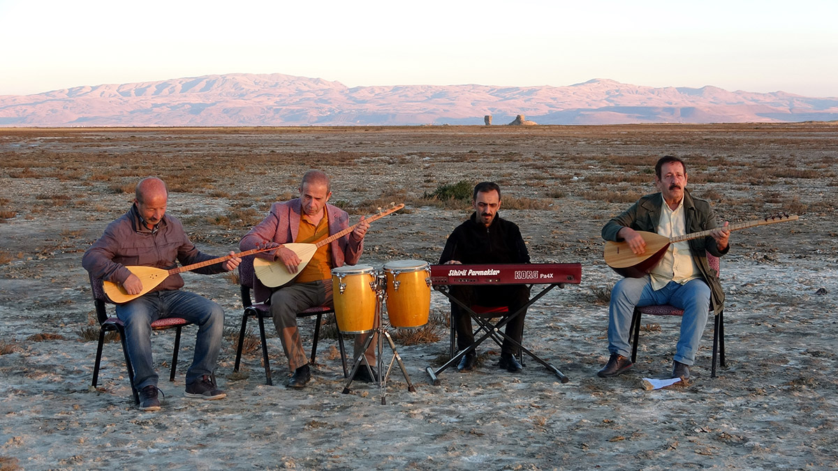 Van Gölü'ne besteledikleri türküyü söylediler