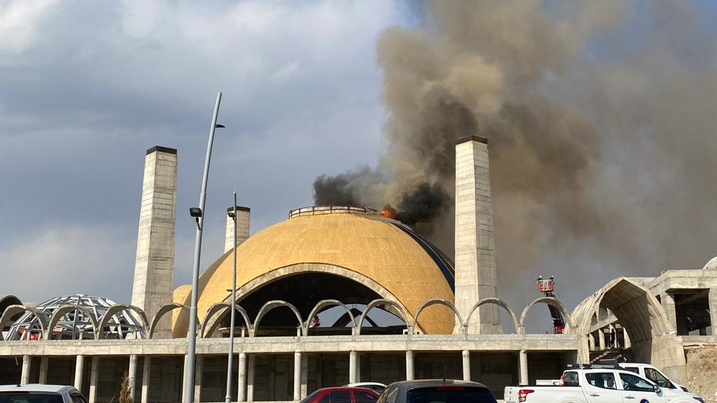 Van'da cami inşaatında yangın
