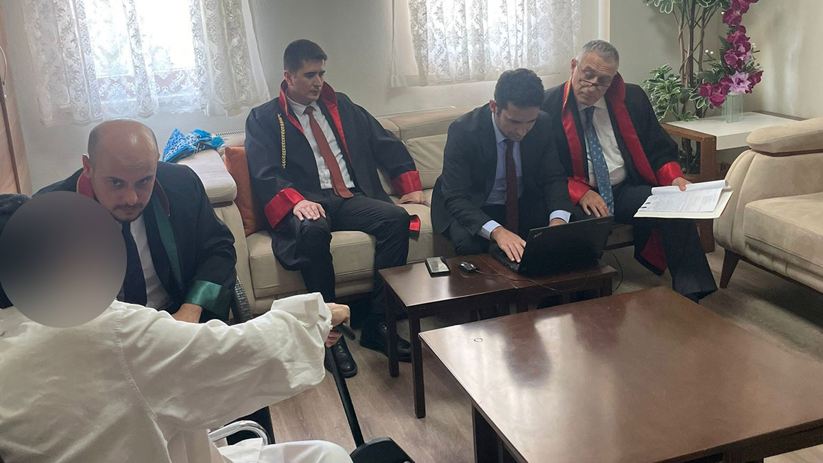 Yaşlılar için mahkeme heyeti huzurevine geldi