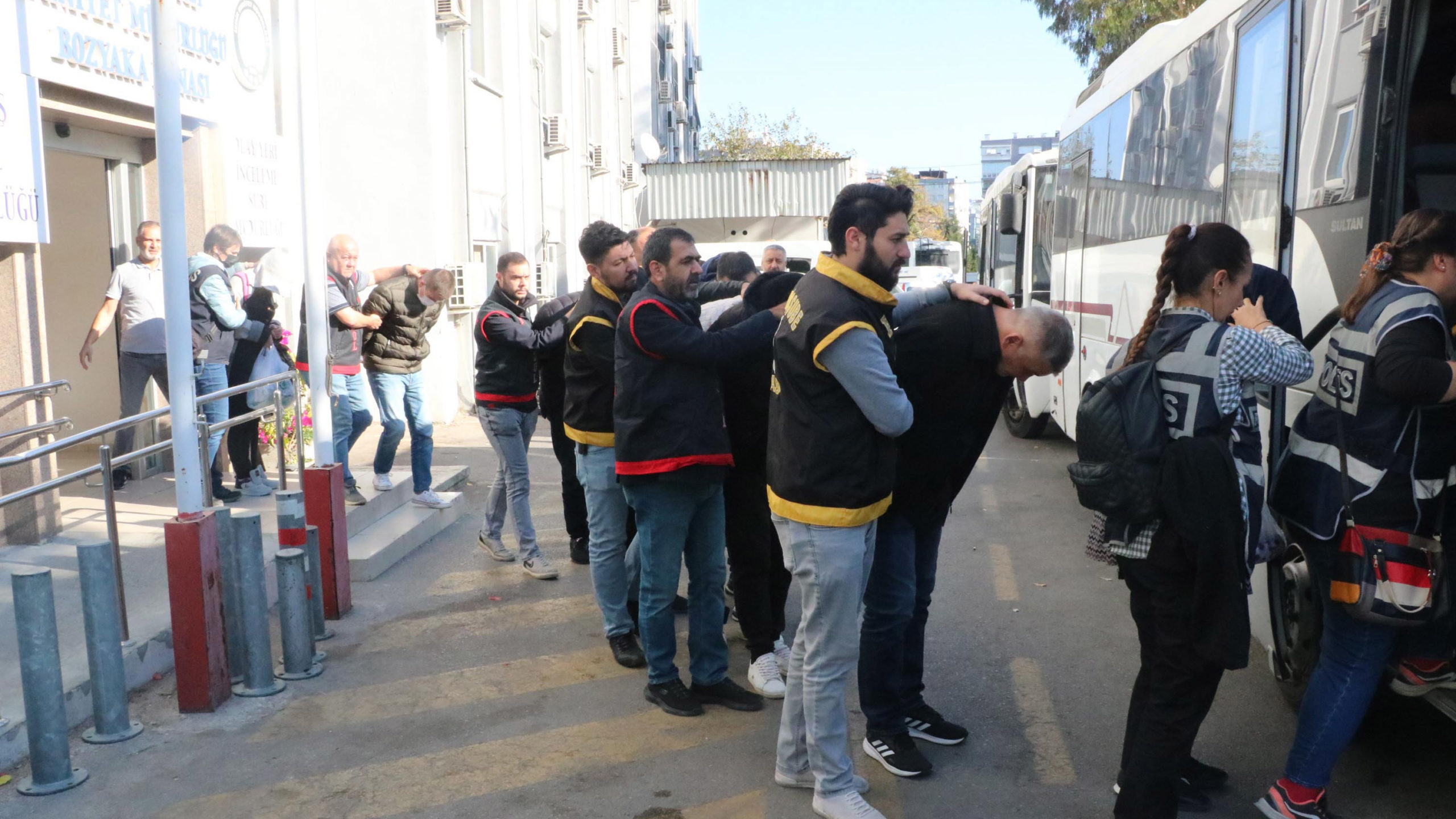 Yaşlıları dolandıran 30 şüpheli adliyede