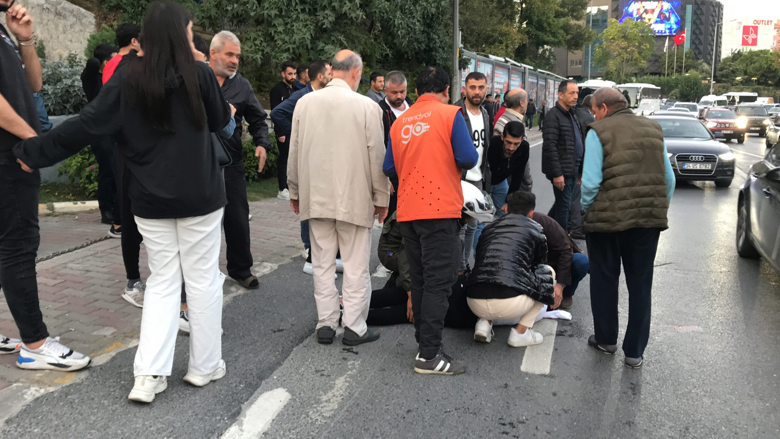 Yayaya çarpıp kaçan sürücüyü, çevredekiler yakaladı 