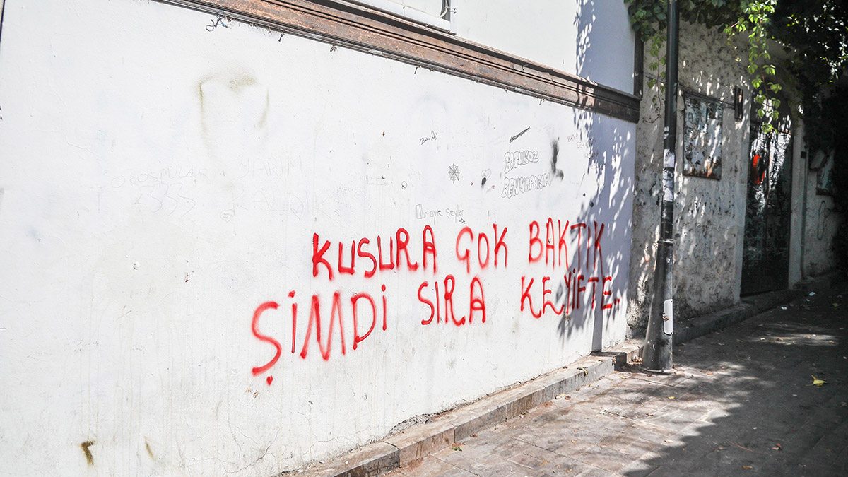 Yazı tahtasına dönen Kaleiçi'nin duvarları temizlendi