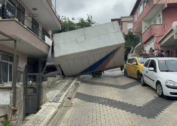 Yokuştan kayan kamyonet apartmana çarptı