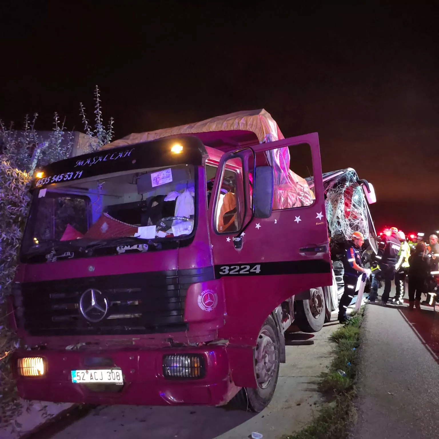 Yolcu otobusu kamyona carpti 2 olu 20 yarali 1 - öne çıkan - haberton