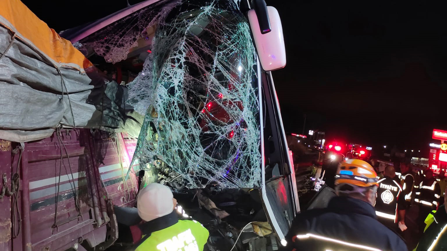 Yolcu otobüsü kamyona çarptı: 2 ölü, 20 yaralı