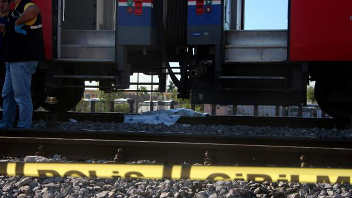 Yolcu treninin çarpmasıyla hayatını kaybetti