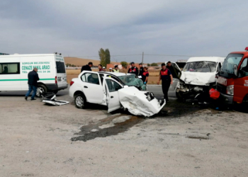 Yozgat'ta minibüsle otomobil çarpıştı; 1 ölü, 2 yaralı