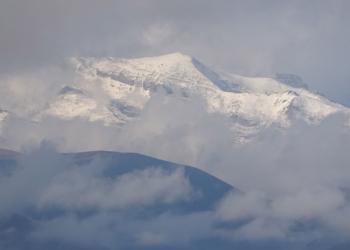 Yüksekova'ya mevsimin ilk karı düştü