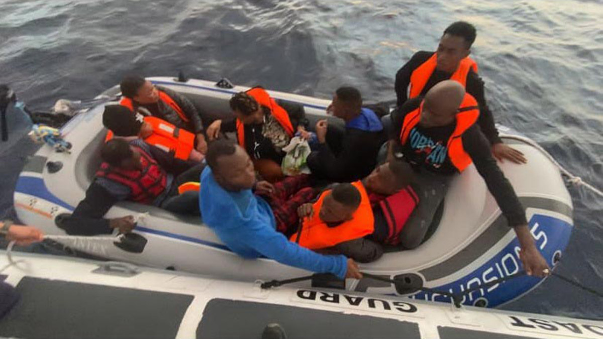 Yunanistan'ın ittiği 14 kaçak göçmen kurtarıldı