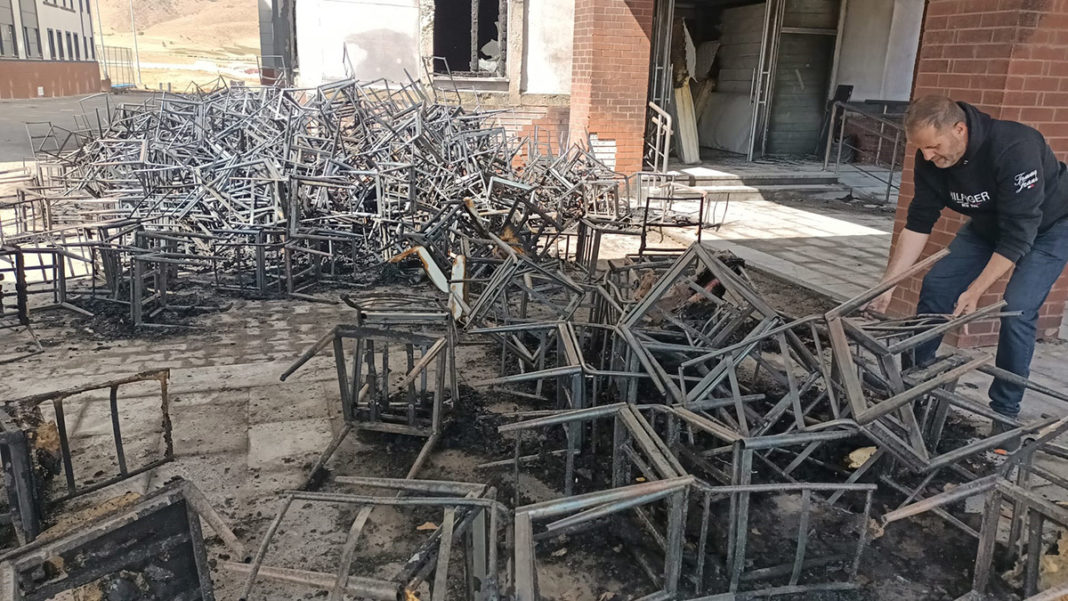 Yurt önüne bırakılan sandalye ve koltuklar yandı