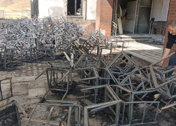 Yurt önüne bırakılan sandalye ve koltuklar yandı