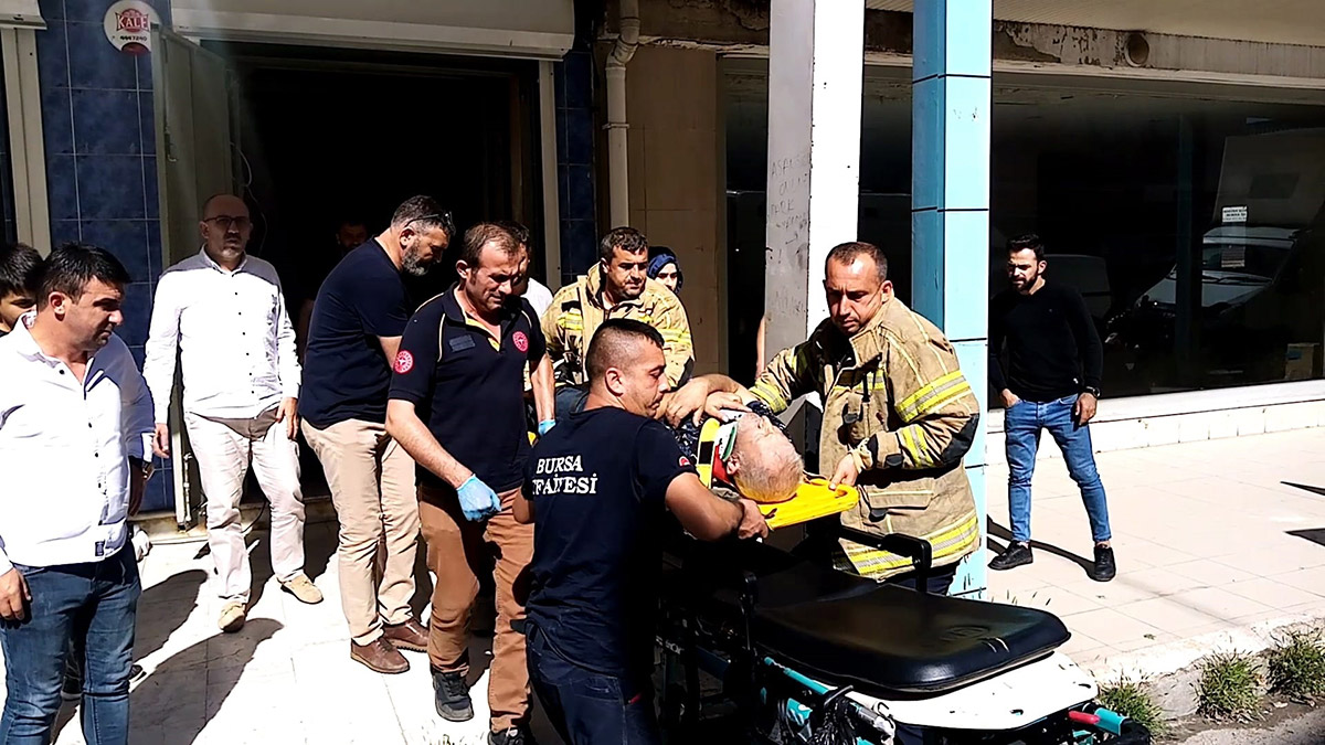 Zemine düşen asansördeki işçi ağır yaralandı