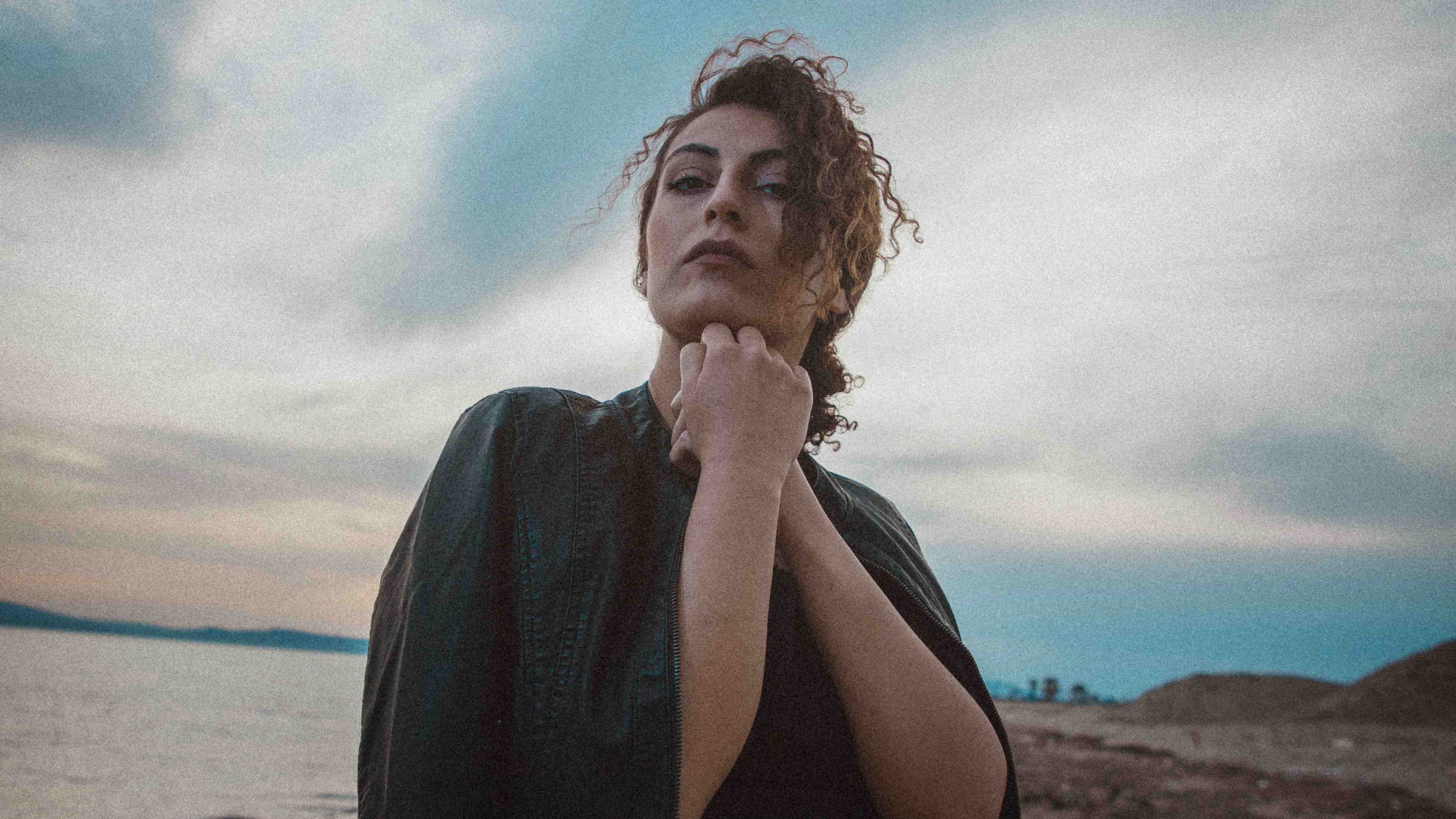 Zeynep Demir 'Görülmez' ile müzik listelerinde