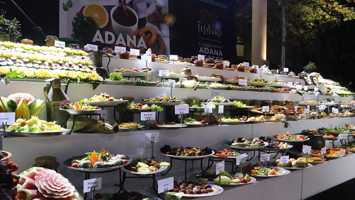 Adana'da bu yıl 6'ncı kez düzenlenen 'uluslararası adana lezzet festivali'nde, kente özgü adana kebabı, tostu, analı kızlı çorbası, mumbar dolması gibi lezzetlerin de aralarında bulunduğu 140 çeşit yemek, yerli ve yabancı turistlere tanıtıldı.
