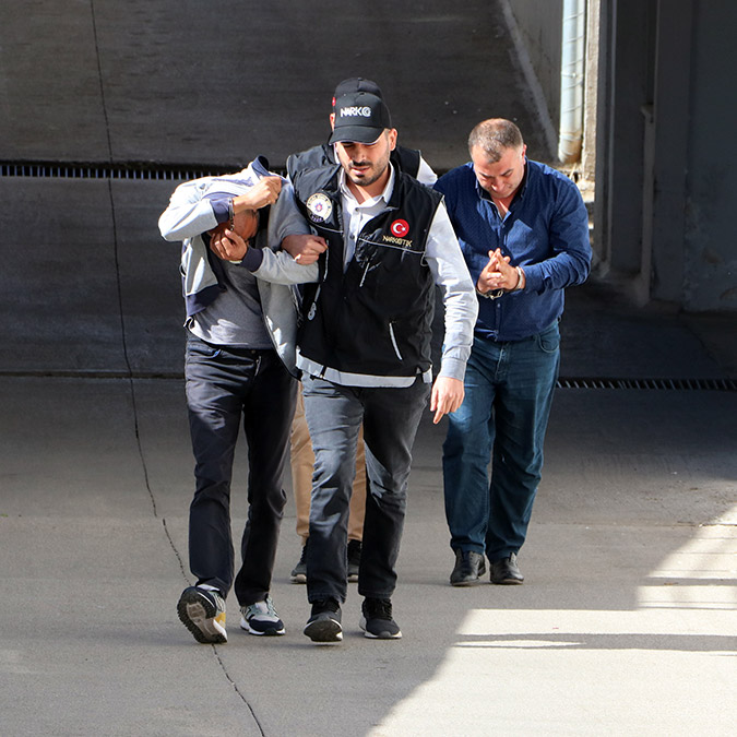 144 kilo esrarın ele geçirildiği minibüsteki 2 şüpheli tutuklandı