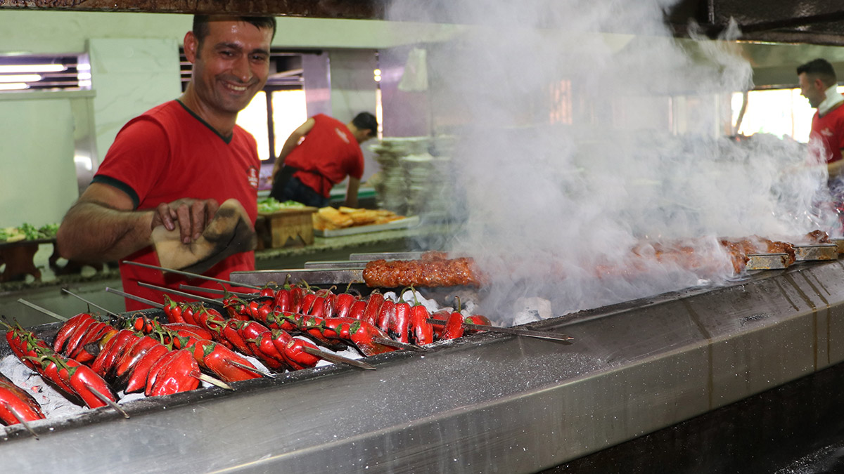 Adana’nın simgesi kebabın, yıllardır restoranlarda 10’a yakın salata ve mezeyle servis edilmesi, ‘gıda israfı’ tartışmalarına yol açıyor.