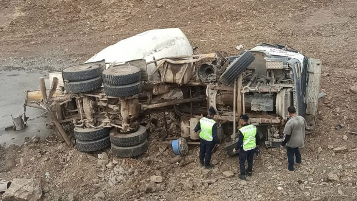 Şarampole devrilen beton mikserinin sürücüsü öldü
