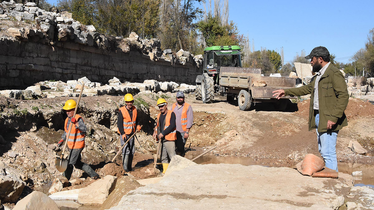 Aizanoi'da Afrodit heykeline ait parça gün yüzüne çıkarıldı
