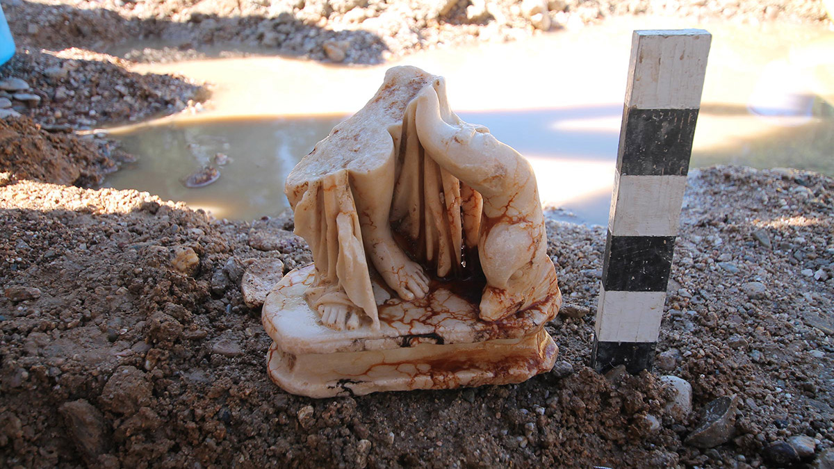 Kütahya’nın Çavdarhisar ilçesinde UNESCO Dünya Mirası Geçici Listesi'nde bulunan Aizanoi Antik Kenti'nde yürütülen kazı çalışmaları sırasında 2 bin yıl önceye ait erkek başı heykel ile mitolojide aşk ve güzellik tanrıçası Afrodit heykeline ait parça, gün yüzüne çıkarıldı.