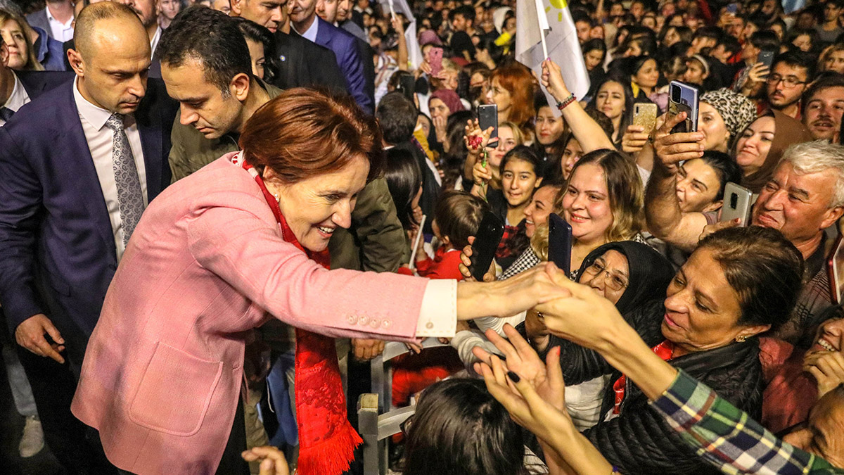 İYİ Parti Genel Başkanı Meral Akşener, "Sizi mahcup etmeyeceğiz, utandırmayacağız ve üzmeyeceğiz. İnançla, gururla söylüyorum, 13'üncü Cumhurbaşkanı Millet İttifakı'nın adayı olacak” dedi.