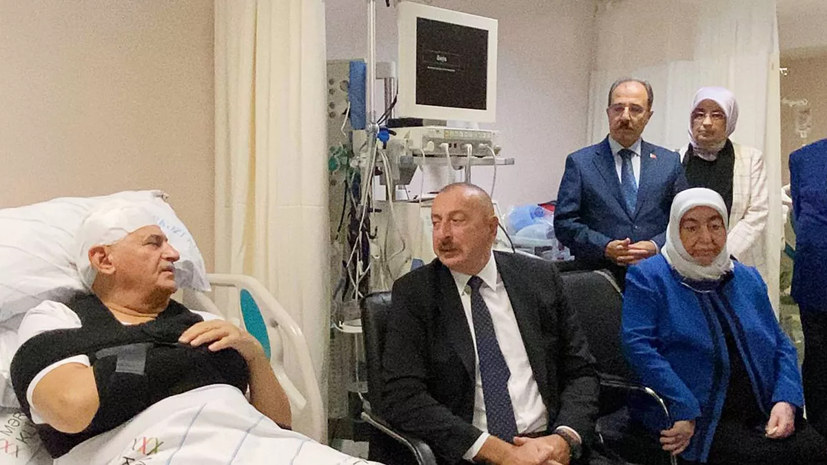 Binali yıldırım'ı i̇lham aliyev hastanede ziyaret etti