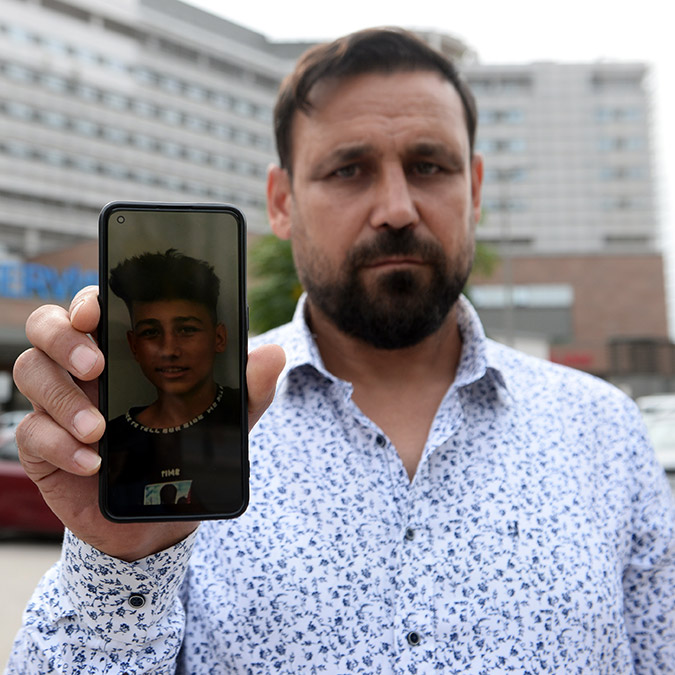 Adana'nın Çukurova ilçesinde alkollü sürücü skuter ile ilerleyen Alperen Efe Kadiroğlu (14) ile arkadaşı Esen Keskin'e (14) otomobille çarpıp, kaçtı.