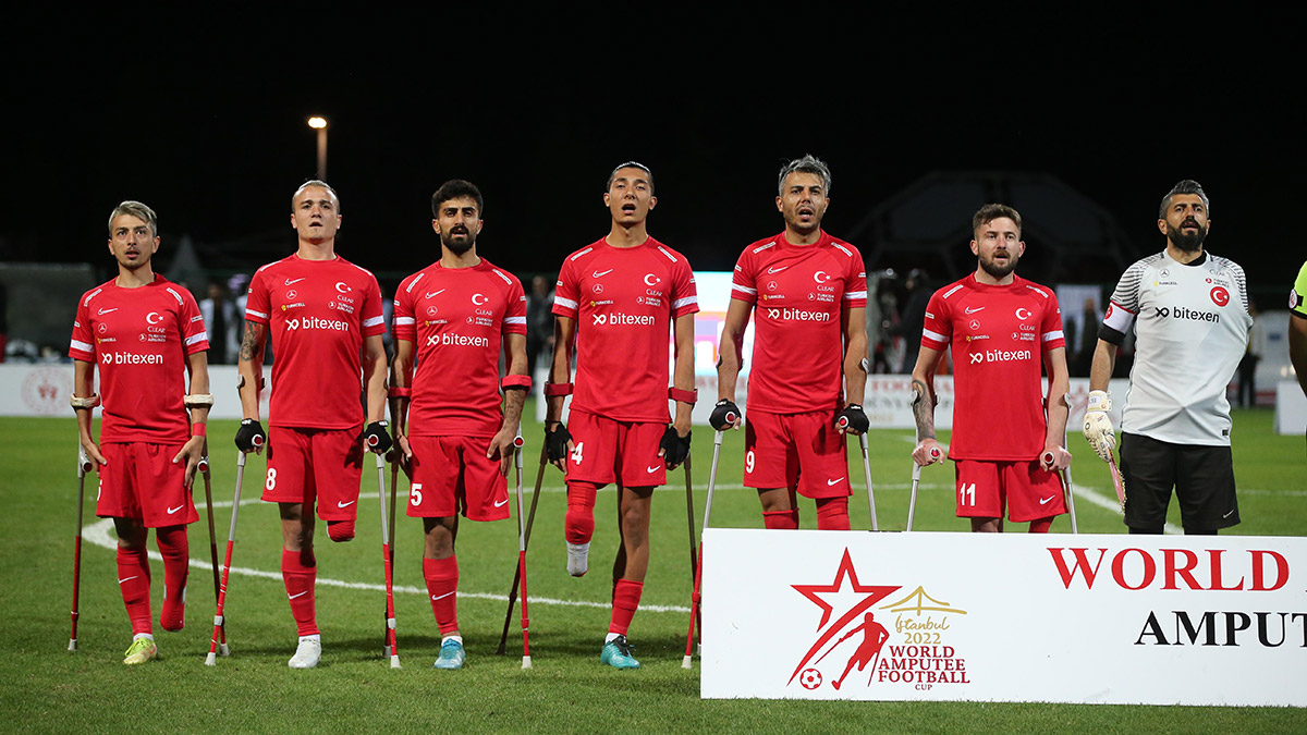 Dünya Kupası'nda Son 16 Turu'nda Meksika'yı 5-0 yenen Türkiye Ampute Futbol Milli Takımı çeyrek finale yükseldi. Ay-Yıldızlılar, Son 16 Turu'nda Arjantin'i 4-0 mağlup eden Fas'la çeyrek finalde eşleşti.
