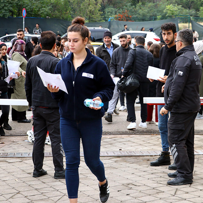 Evrakı eksik olan adaylar KPSS'ye giremedi