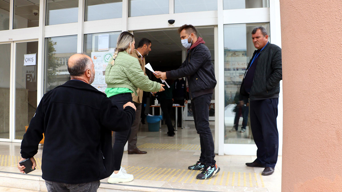 Ankara'da, Kamu Personel Seçme Sınavı (KPSS) ön lisans oturumu başladı, geç kalan ve evrakı eksik olan adaylar, sınav merkezine alınmadı.