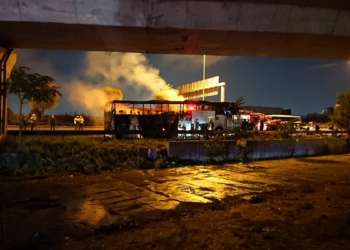 Patlak lastikle yoluna devam eden otobüs yandı