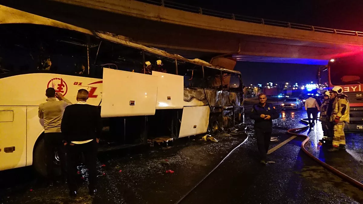 Ankara'da patlak lastikle yoluna devam eden yolcu otobüsü alev alev yandı. İtfaiyenin müdahalesiyle yangın söndürülürken, otobüs demir yığını haline dönüştü.  