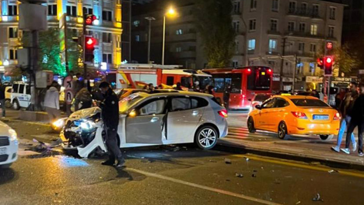 Ankara'da taksi ile otomobil çarpıştı; 3 yaralı
