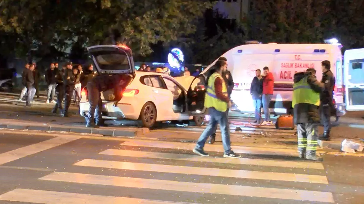 Ankara'da taksi ile otomobil çarpıştı; 3 yaralı