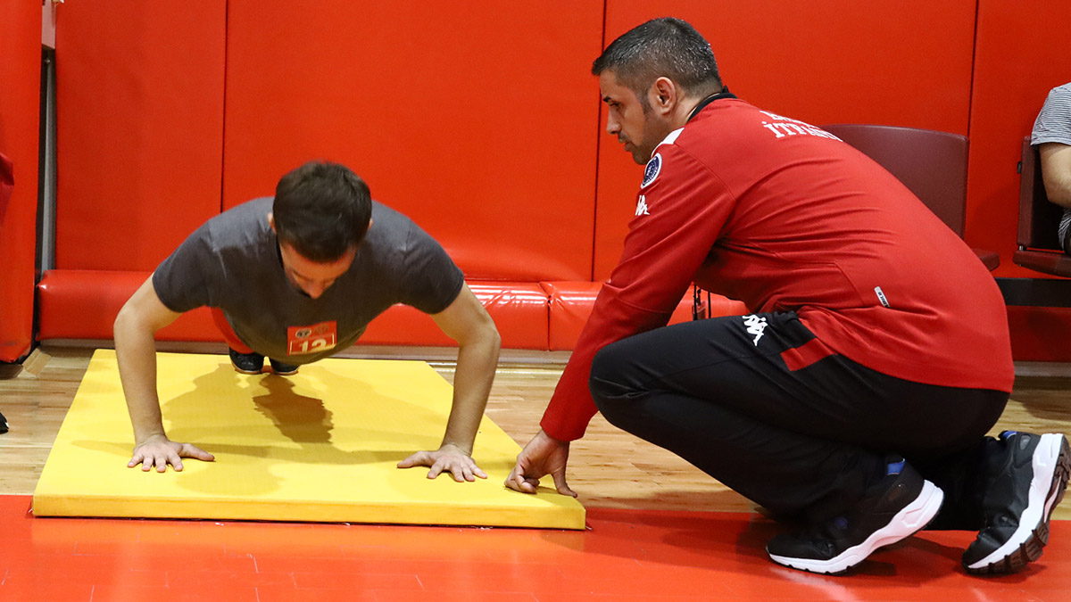 Harun Şentürk (24), 5 yıl önce annesini yanmaktan kurtardı; itfaiyeci olmaya karar verdi, zorlu parkurda ter döktü.