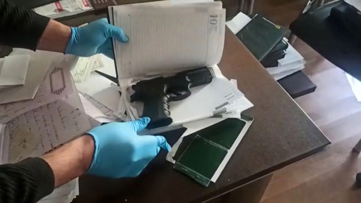 Tefecilik operasyonunda içi oyulan ajandadan silah çıktı