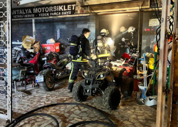 Antalya'da motosiklet dükkanında yangın