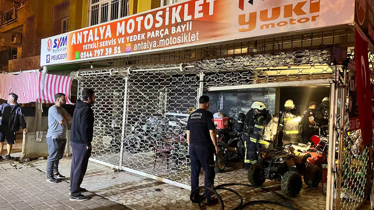 Antalya'da motosiklet dükkanında yangın