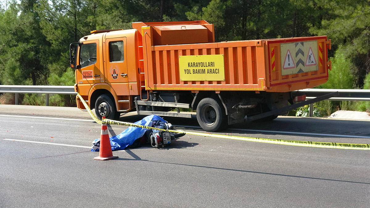 Motosikletle kamyona arkadan çarpan Pınar öldü