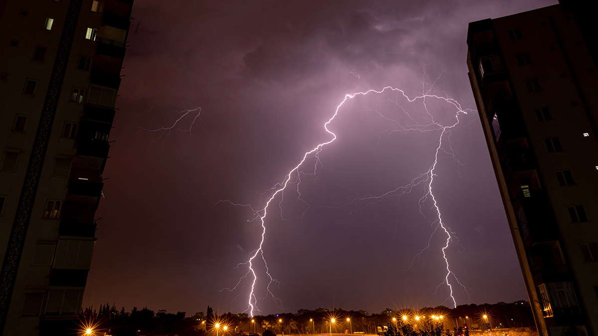 Antalya'da yıldırımlar ve şimşekler geceyi aydınlattı