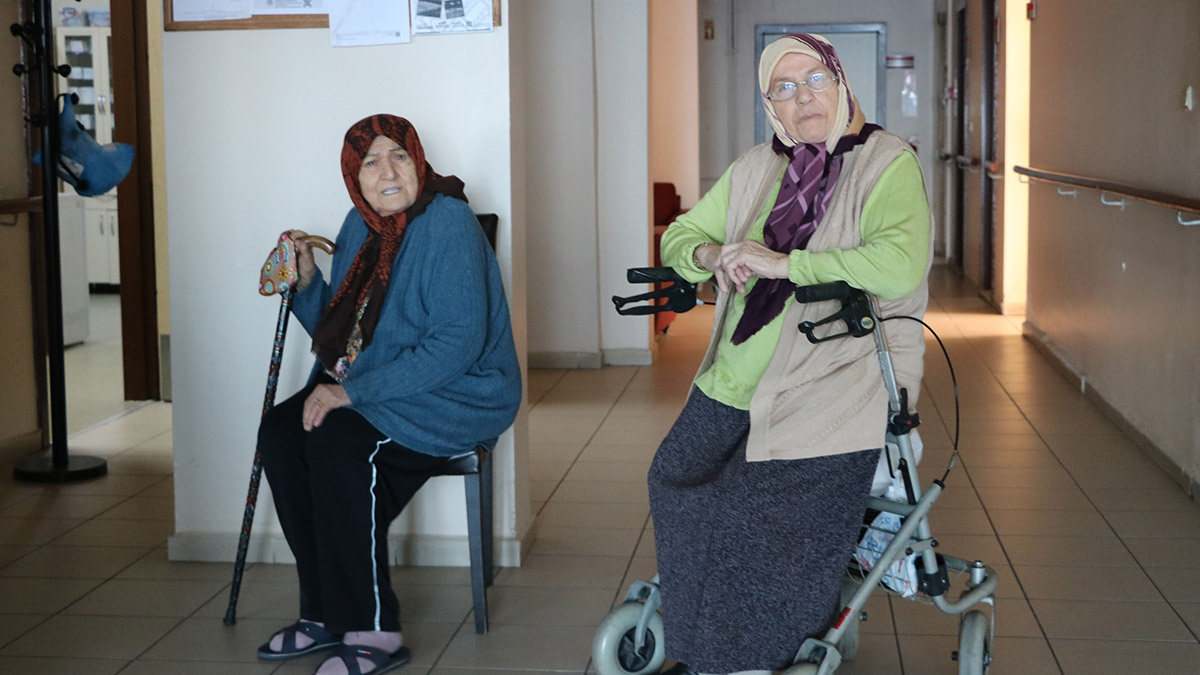 Zonguldak Bülent Ecevit Üniversitesi Sağlık Bilimleri Fakültesi Hemşirelik Bölüm Başkanı Doç. Dr. Sibel Arguvanlı Çoban, "Aile ortamı içerisinde sosyal destek alarak, sosyal ve duygusal paylaşımlarla kendi ev ortamında yaşlanmanın olumlu olduğunu söyleyebiliriz” dedi.