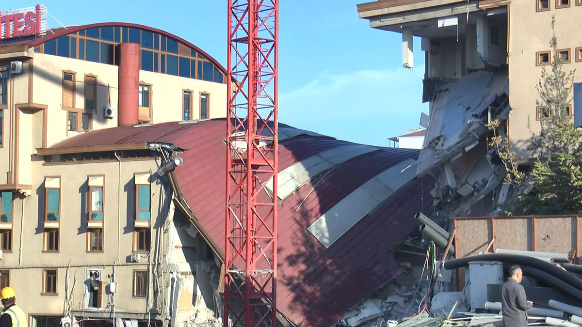Arel Üniversitesi Sefaköy Kampüsü'nde dolgu çalışması