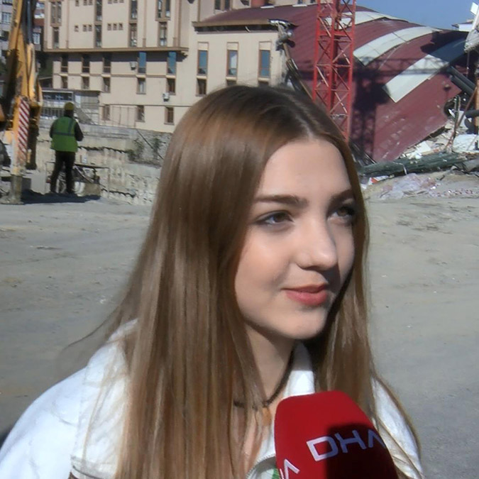 Çökme nedeniyle, dersleri ertelenen Arel Üniversitesi öğrencileri belirsizliğin giderilmesini bekliyor.