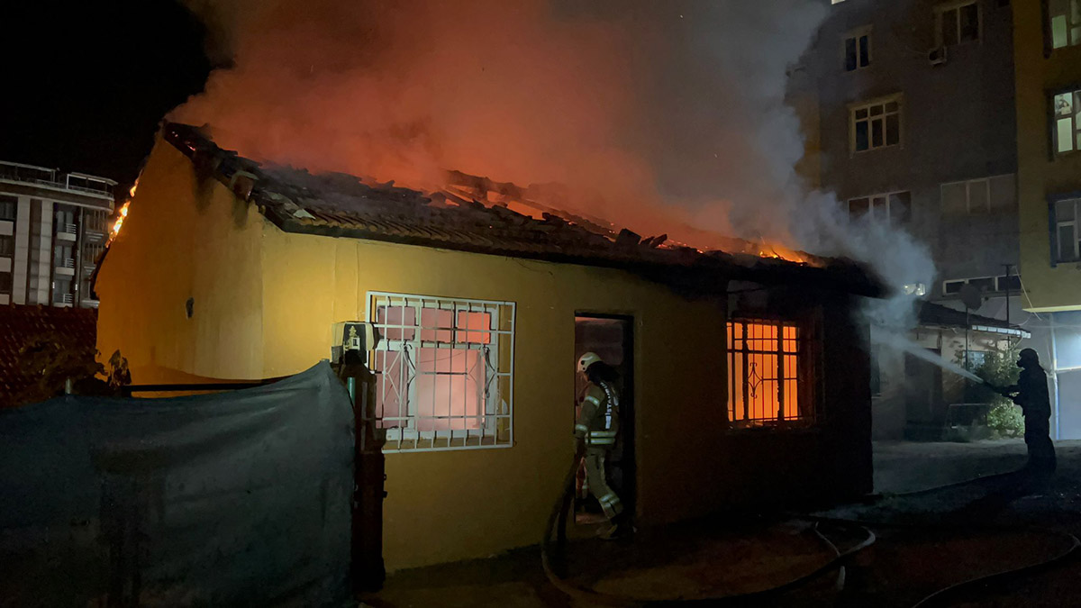 Arnavutköy'de gecekonduda yangın