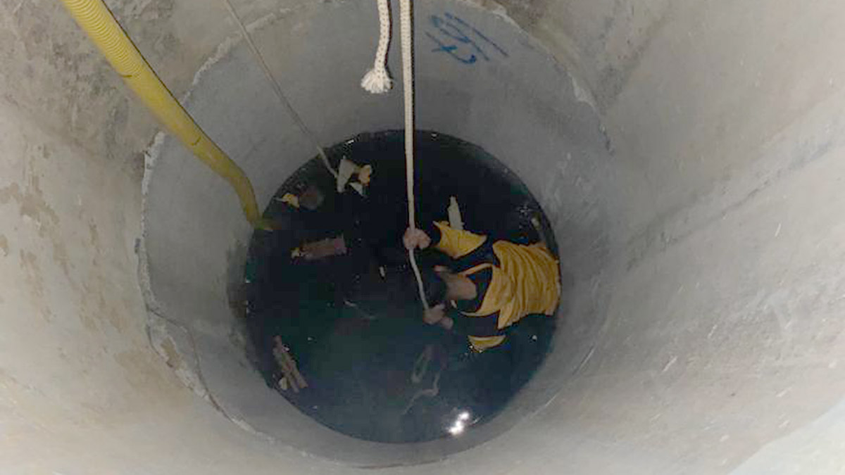 Arnavutköy'de 3 farklı kişinin çantalarını kapkaçla çaldığı belirtilen 3 şüpheliden Ömer Faruk Y. (20), polisten kaçarken kuyuya düştü. İtfaiye yardımıyla kuyudan çıkarılan şüpheli gözaltına alındı.