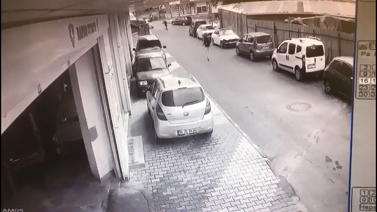 Arnavutköy'de 3 farklı kişinin çantalarını kapkaçla çaldığı belirtilen 3 şüpheliden Ömer Faruk Y. (20), polisten kaçarken kuyuya düştü. İtfaiye yardımıyla kuyudan çıkarılan şüpheli gözaltına alındı.