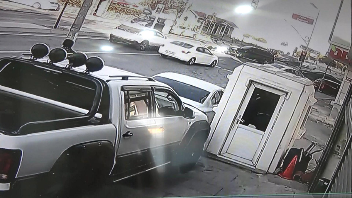 Arnavutköy'de kırmızı ışıkta kaza