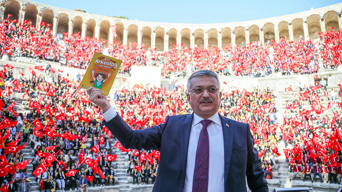 Aspendos Antik Tiyatrosu'nda kitap okuma etkinliği