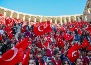 Aspendos Antik Tiyatrosu'nda kitap okuma etkinliği