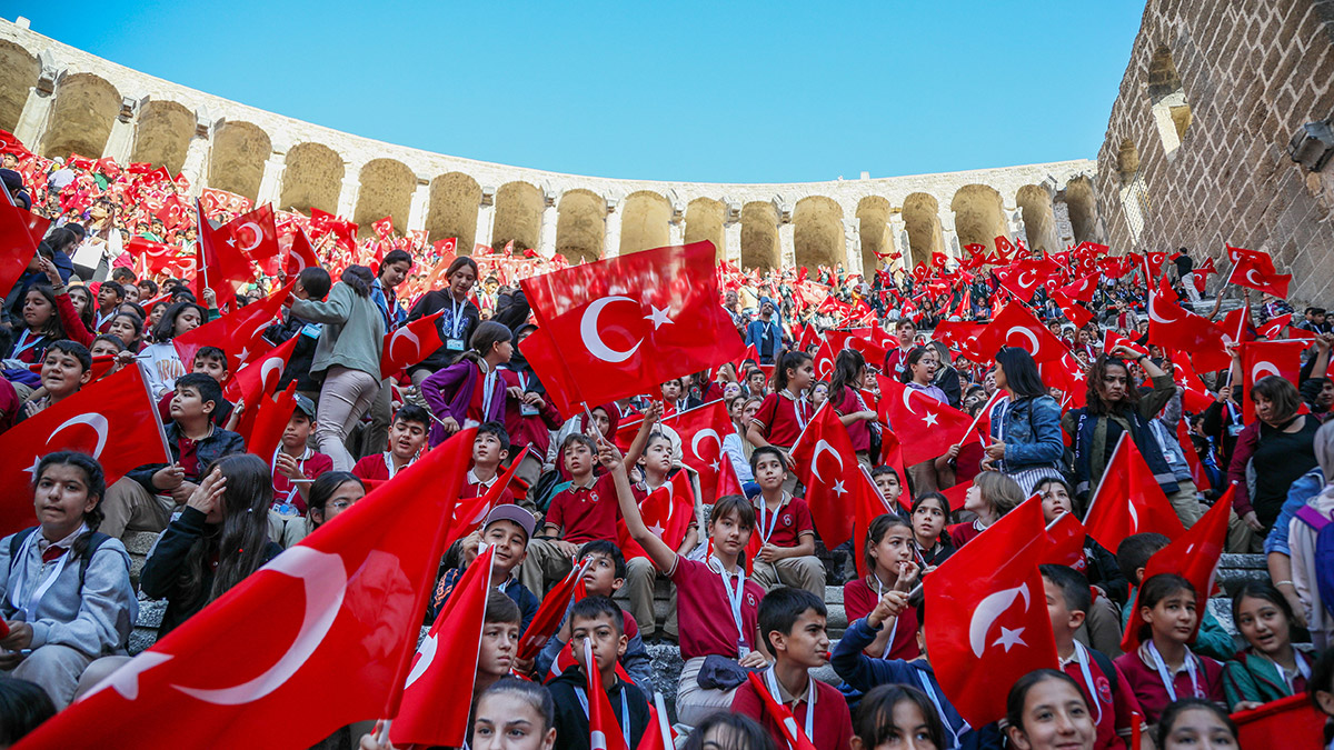 Aspendos Antik Tiyatrosu'nda kitap okuma etkinliği