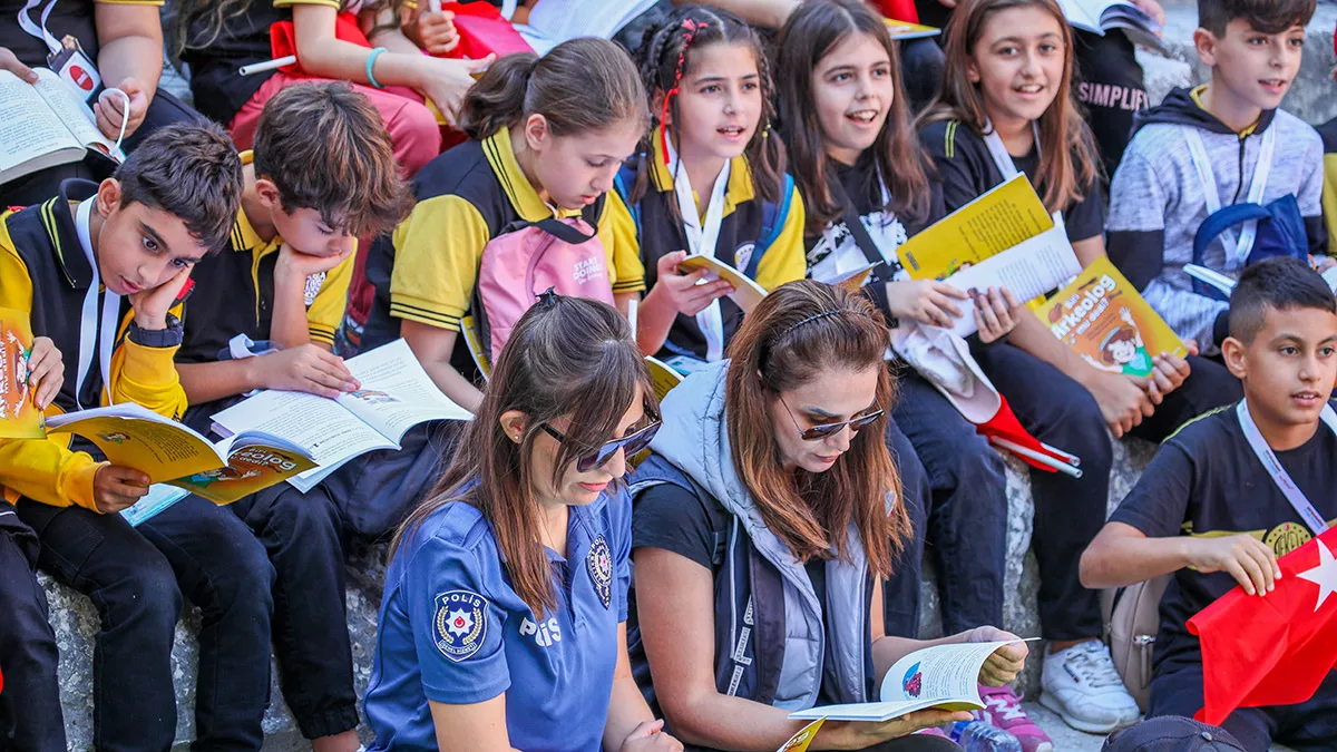 Antalya'da 7 bin öğrenci, aspendos antik tiyatrosu'nda kitap okuma etkinliğinde bir araya geldi.